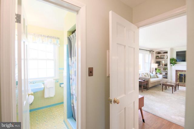 512 CRESTWOOD DR, Alexandria, VA 22302