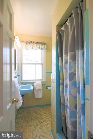 512 CRESTWOOD DR, Alexandria, VA 22302