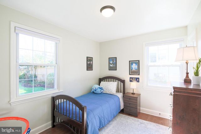 512 CRESTWOOD DR, Alexandria, VA 22302