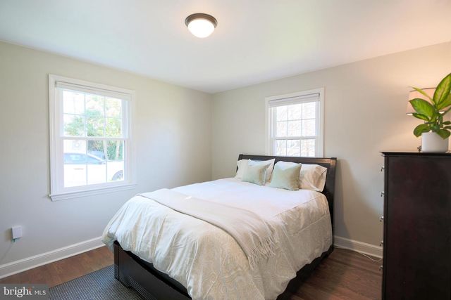 512 CRESTWOOD DR, Alexandria, VA 22302