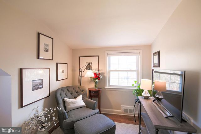 512 CRESTWOOD DR, Alexandria, VA 22302