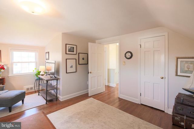 512 CRESTWOOD DR, Alexandria, VA 22302