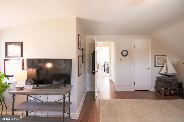 512 CRESTWOOD DR, Alexandria, VA 22302