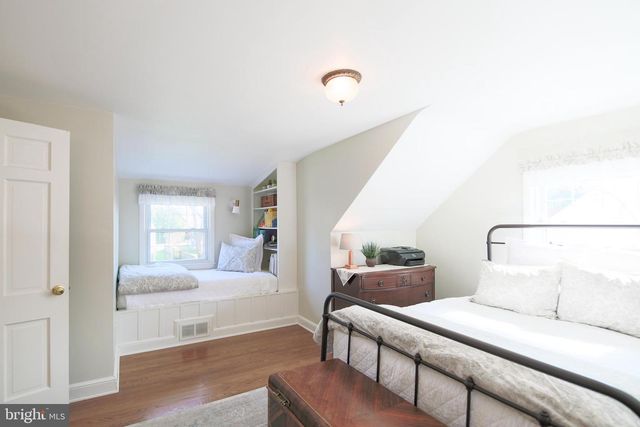 512 CRESTWOOD DR, Alexandria, VA 22302