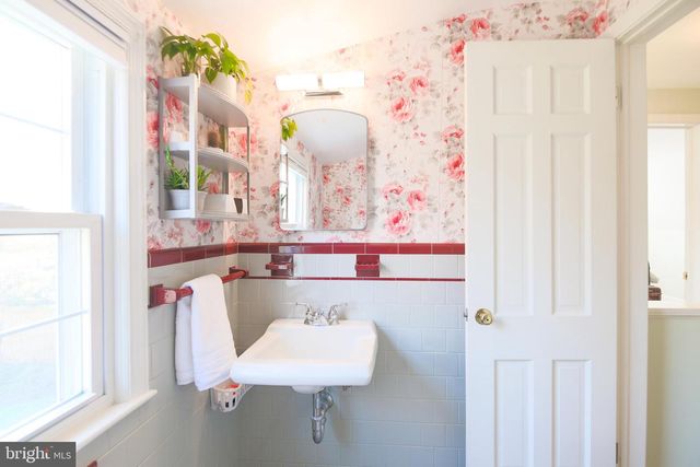 512 CRESTWOOD DR, Alexandria, VA 22302