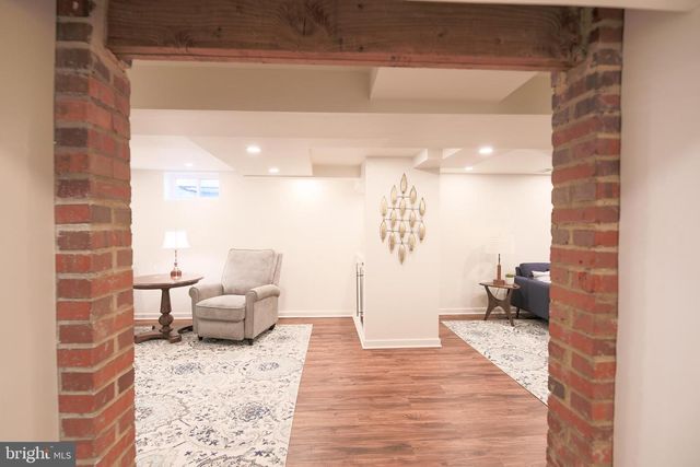 512 CRESTWOOD DR, Alexandria, VA 22302