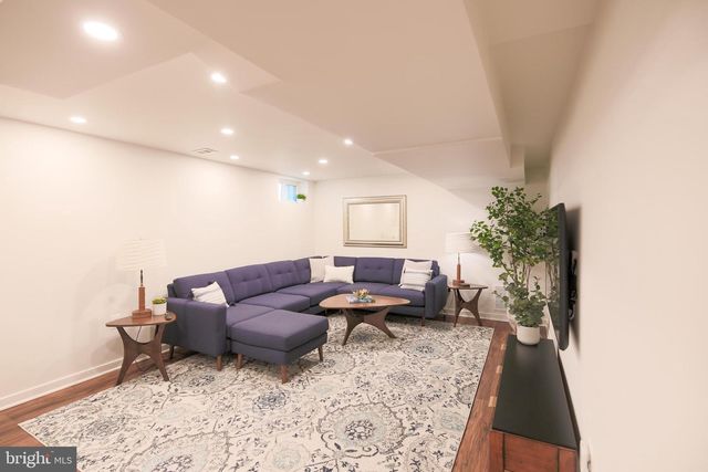 512 CRESTWOOD DR, Alexandria, VA 22302