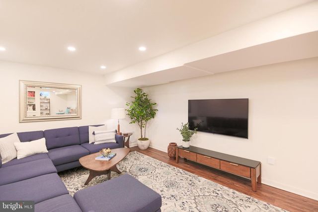 512 CRESTWOOD DR, Alexandria, VA 22302