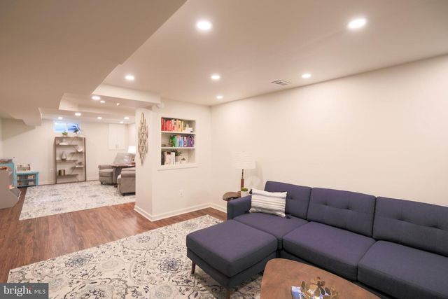 512 CRESTWOOD DR, Alexandria, VA 22302