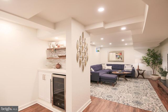 512 CRESTWOOD DR, Alexandria, VA 22302