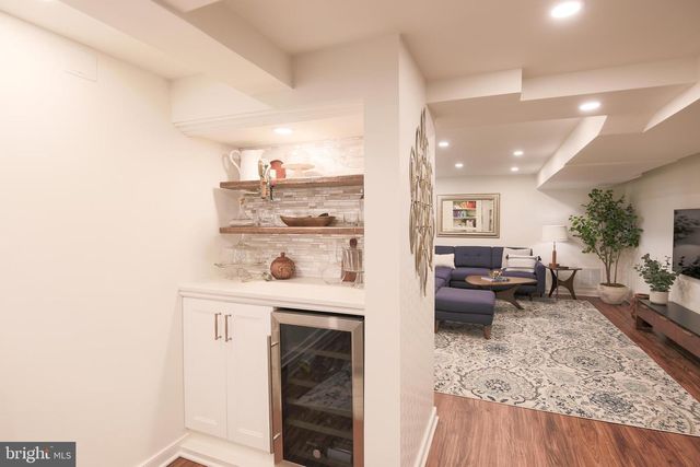 512 CRESTWOOD DR, Alexandria, VA 22302