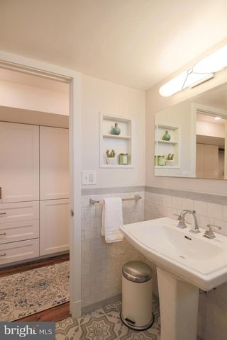 512 CRESTWOOD DR, Alexandria, VA 22302