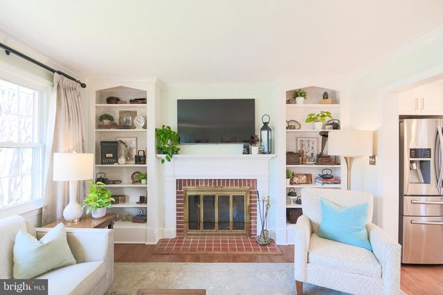 512 CRESTWOOD DR, Alexandria, VA 22302