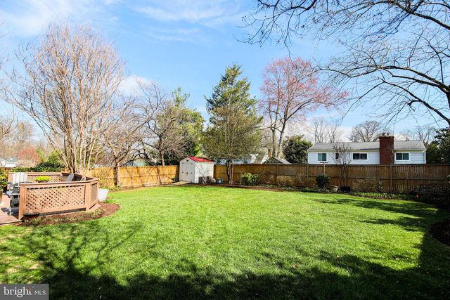 512 CRESTWOOD DR, Alexandria, VA 22302