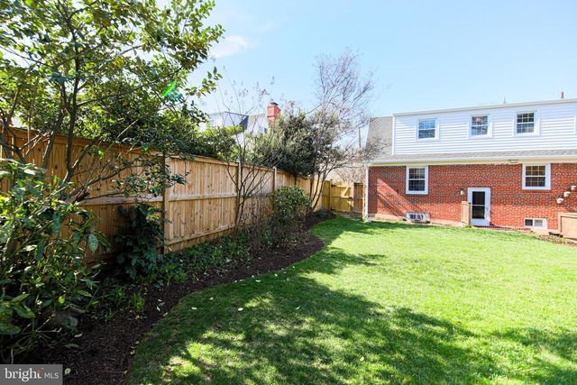 512 CRESTWOOD DR, Alexandria, VA 22302