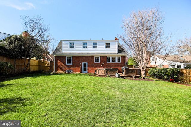 512 CRESTWOOD DR, Alexandria, VA 22302