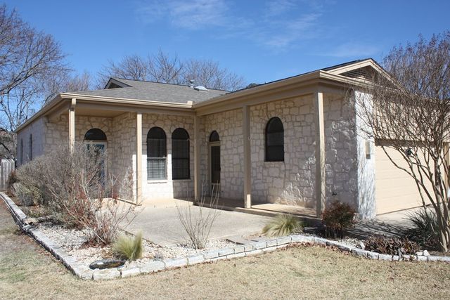 1816 Woodstone Dr, Kerrville, TX 78028