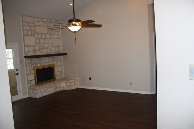 1816 Woodstone Dr, Kerrville, TX 78028