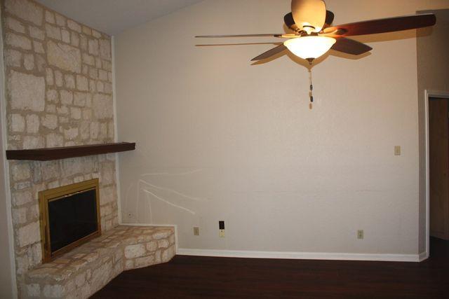 1816 Woodstone Dr, Kerrville, TX 78028