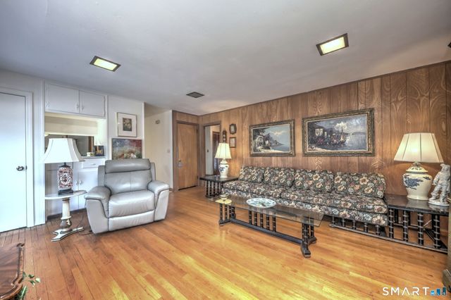 11 Williamsburg Drive, Orange, CT 06477