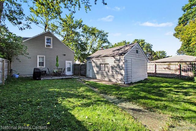 345 E Maxlow Avenue, Hazel Park, MI 48030