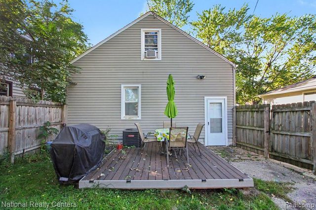 345 E Maxlow Avenue, Hazel Park, MI 48030