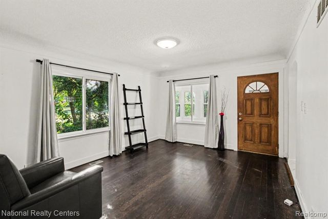 345 E Maxlow Avenue, Hazel Park, MI 48030