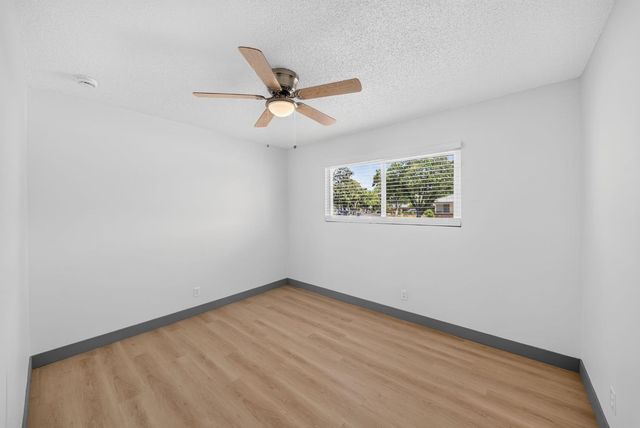1014 W Marilyn Way, Fresno, CA 93728