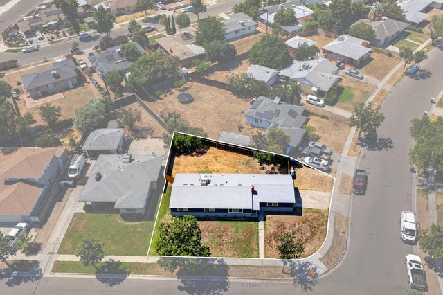 1014 W Marilyn Way, Fresno, CA 93728