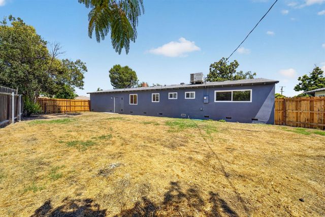 1014 W Marilyn Way, Fresno, CA 93728