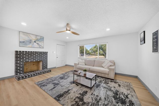 1014 W Marilyn Way, Fresno, CA 93728