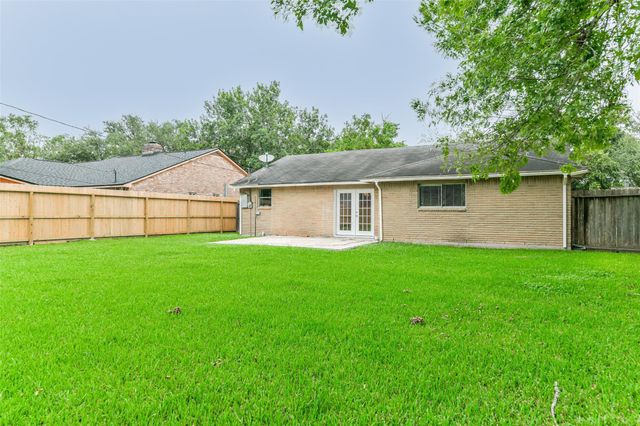 104 Brigadoon Lane, Friendswood, TX 77546