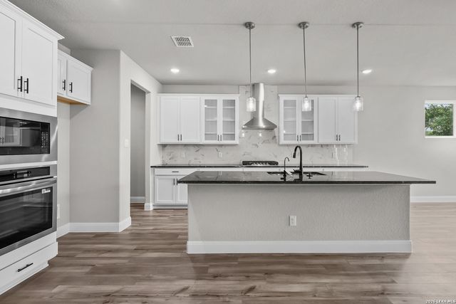 549 ENGLEWOOD LN, Castroville, TX 78009