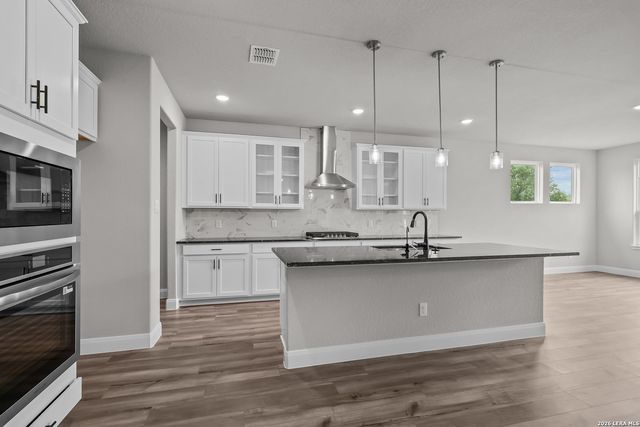 549 ENGLEWOOD LN, Castroville, TX 78009