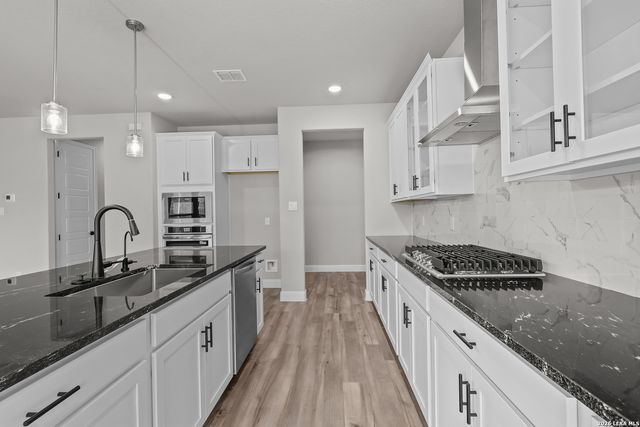 549 ENGLEWOOD LN, Castroville, TX 78009