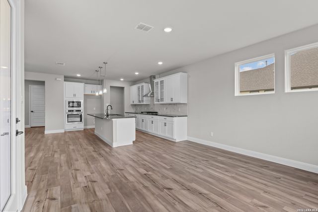 549 ENGLEWOOD LN, Castroville, TX 78009