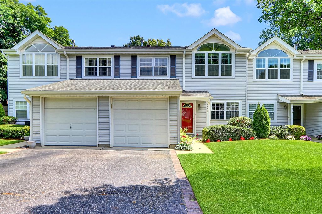 23 Indian Trace, Kings Park, NY 11754