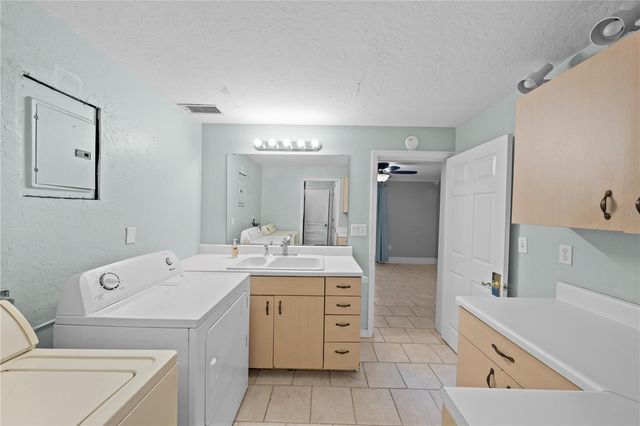 236 N SALISBURY AVENUE, Deland, FL 32720