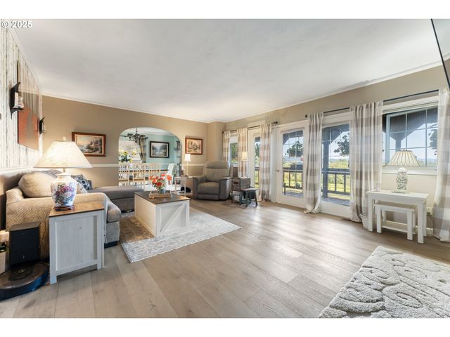 527 W 4TH St, Coquille, OR 97423