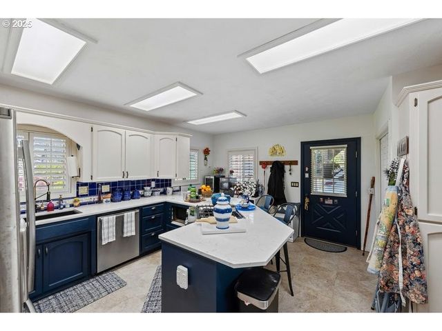 527 W 4TH St, Coquille, OR 97423