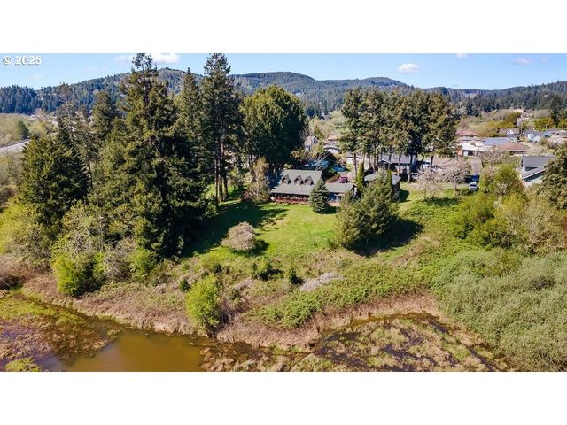 527 W 4TH St, Coquille, OR 97423