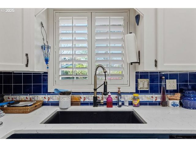 527 W 4TH St, Coquille, OR 97423