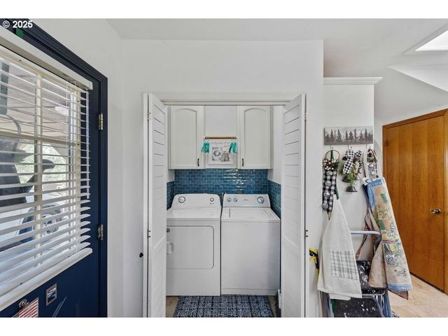 527 W 4TH St, Coquille, OR 97423