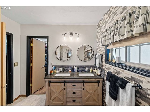 527 W 4TH St, Coquille, OR 97423