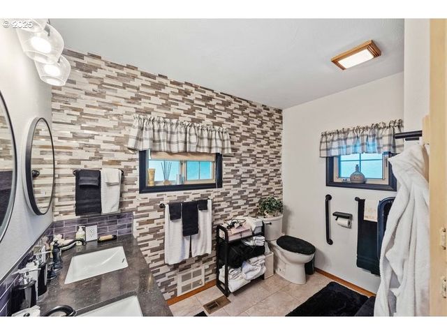 527 W 4TH St, Coquille, OR 97423