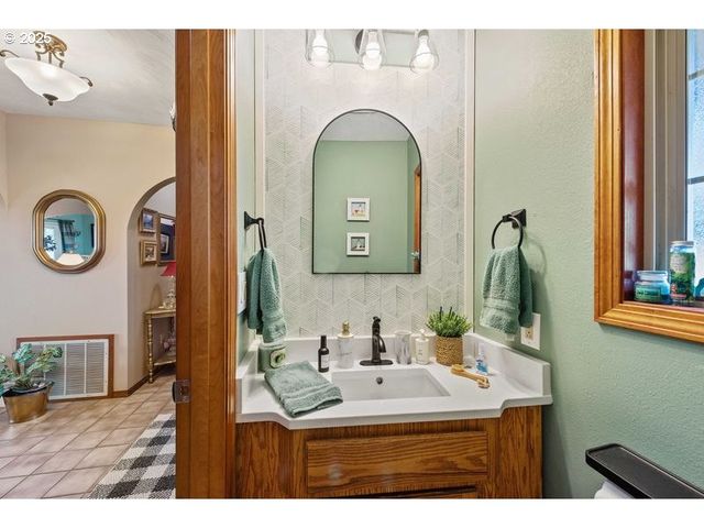 527 W 4TH St, Coquille, OR 97423