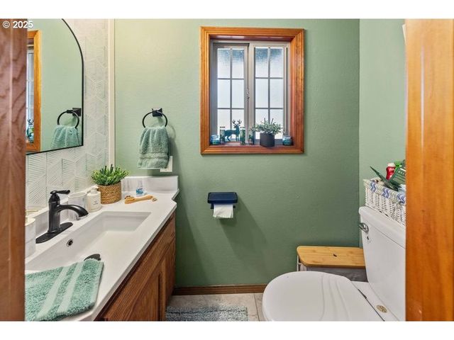 527 W 4TH St, Coquille, OR 97423