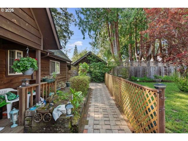 527 W 4TH St, Coquille, OR 97423