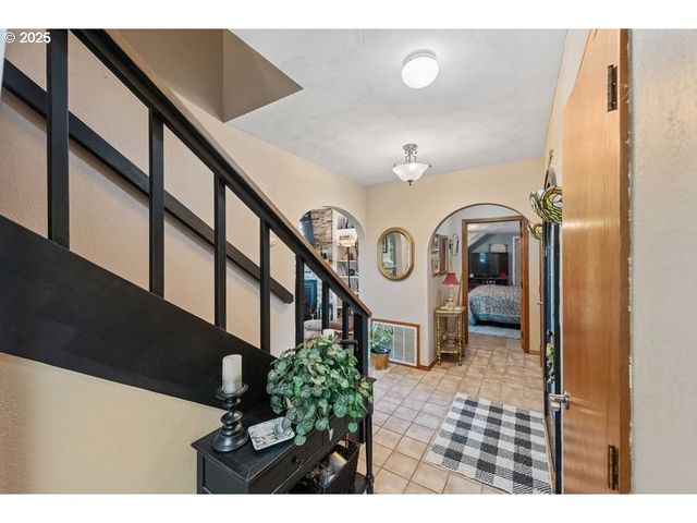 527 W 4TH St, Coquille, OR 97423