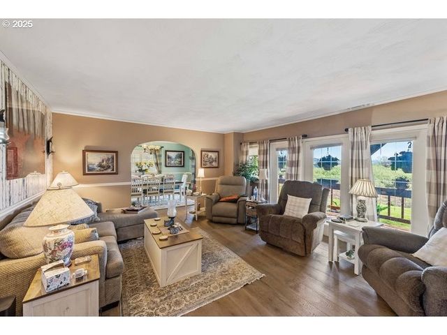 527 W 4TH St, Coquille, OR 97423